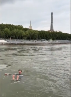 外媒：法国体育部长谈塞纳河游泳后感受，“一切都好，没有副作用，没有起皮疹”